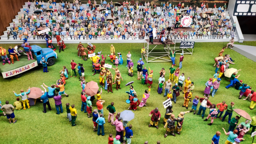 Макет шествия «Карнавал-87» с трибунами и участниками