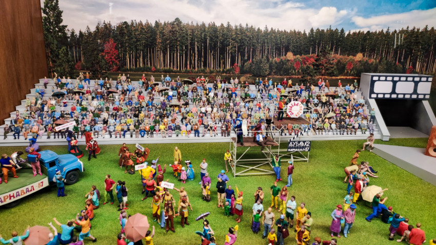 Трибуны зрителей и участники диорамы «Карнавал-87»