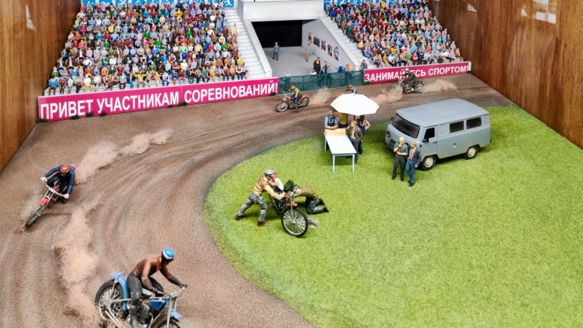 Диорама мотогонок и спасательной группы в павильоне «АТОМ» на ВДНХ