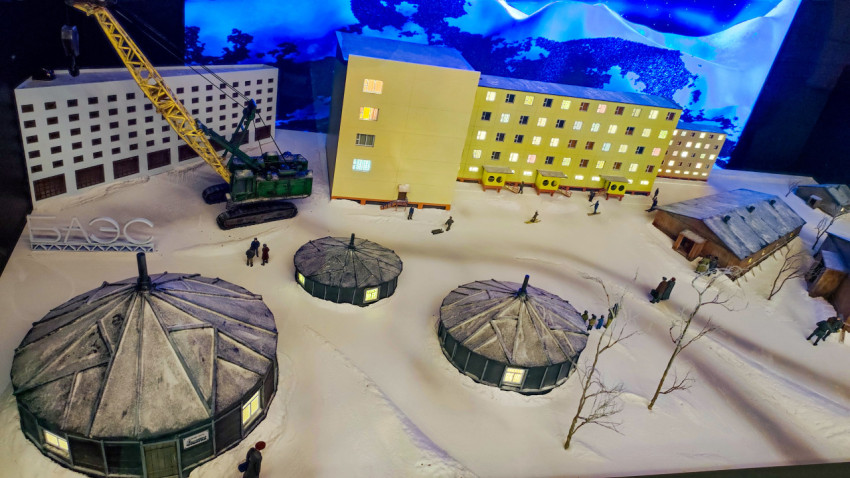 Диорама жилого городка при Белоярской АЭС с круглыми постройками и техникой