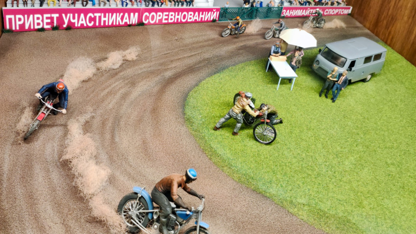 Гонщики на мототрассе и техническая группа на диораме в павильоне «АТОМ»