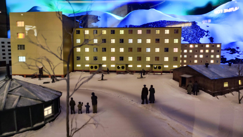 Диорама многоквартирного дома при Белоярской АЭС в зимнем пейзаже