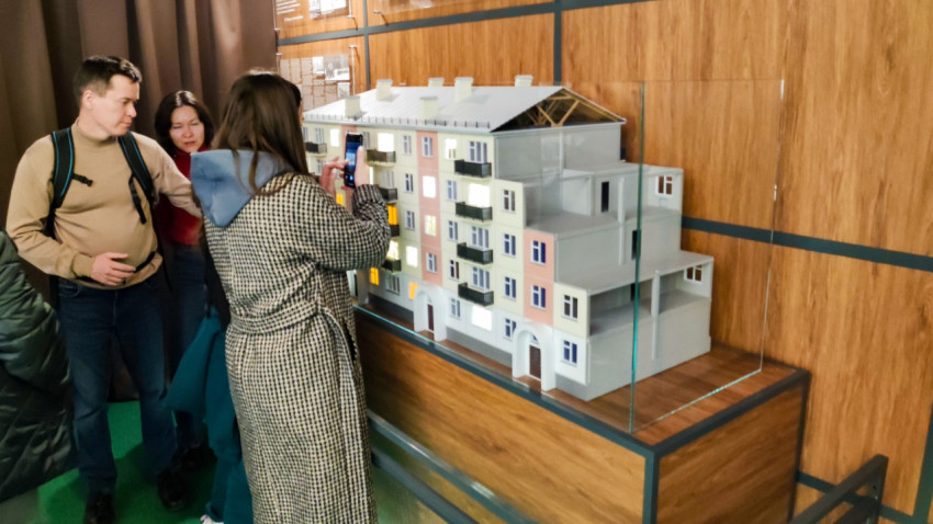 Посетители павильона «АТОМ» рассматривают разрез жилого дома