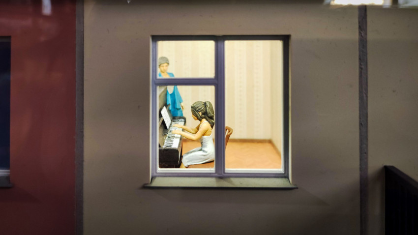 Диорама комнаты с пианино и персонажами в павильоне «АТОМ»