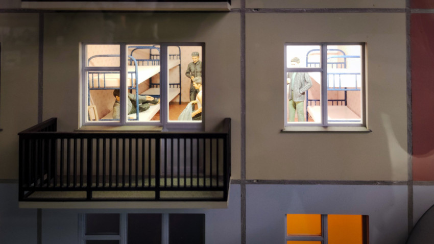 Диорама спальни с двухъярусными кроватями и фигурами людей в павильоне «АТОМ»