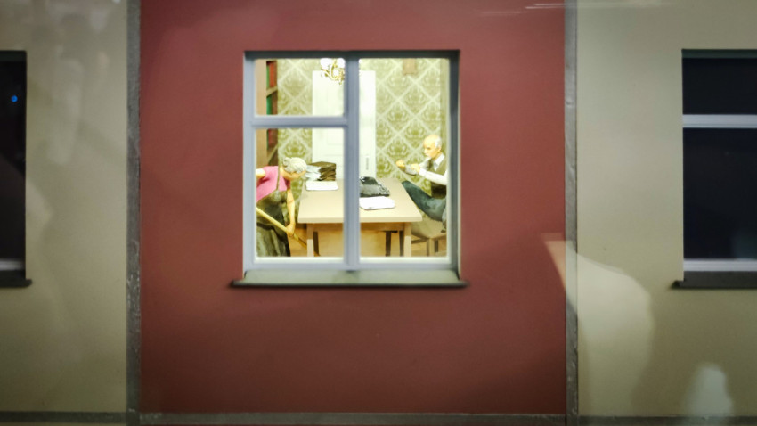 Диорама комнаты с уборкой и рабочим столом в павильоне «АТОМ»