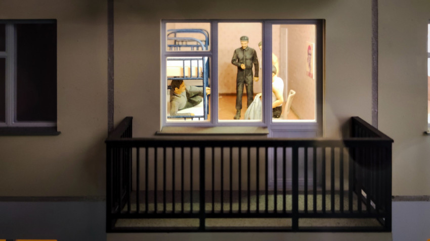 Диорама комнаты общежития с фигурами людей в павильоне «АТОМ»