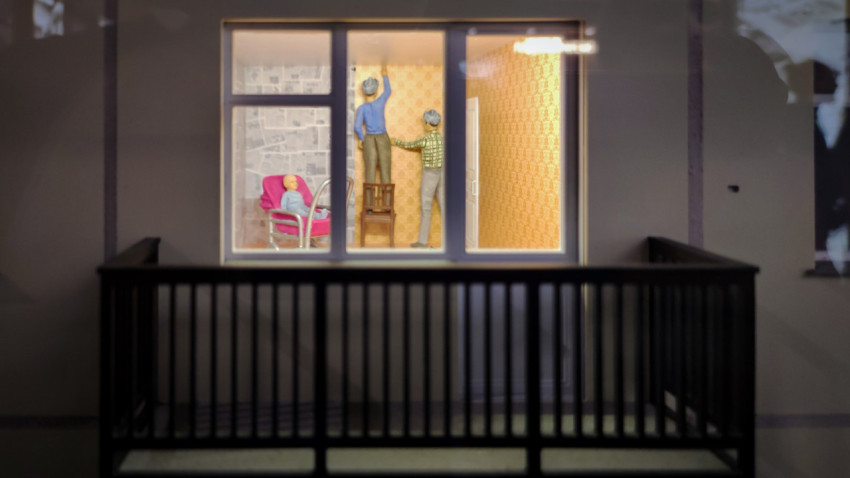 Диорама комнаты с ремонтом и детским креслом в павильоне «АТОМ»