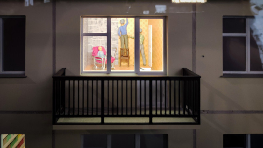 Диорама комнаты с ремонтом и балконом в павильоне «АТОМ»