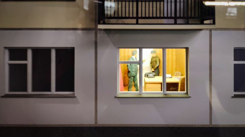 Интерьерная миниатюра кабинета внутри макета здания в павильоне «АТОМ»