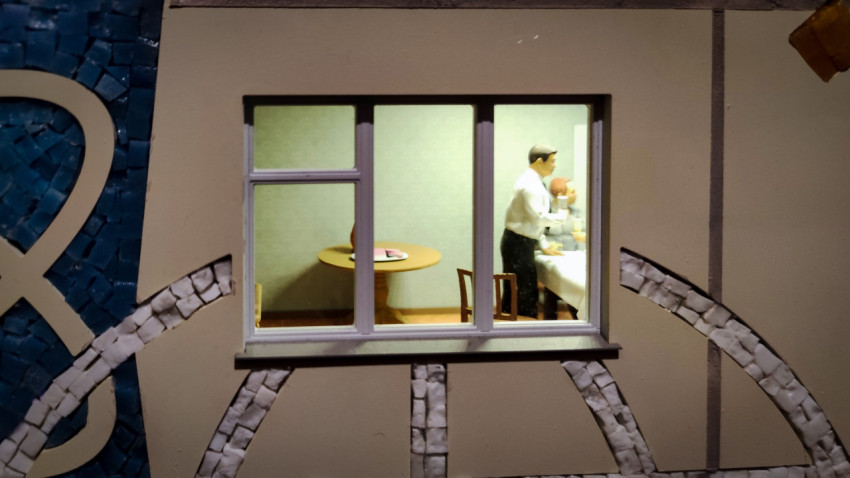 Миниатюрная сцена кухни в макете здания павильона «АТОМ»