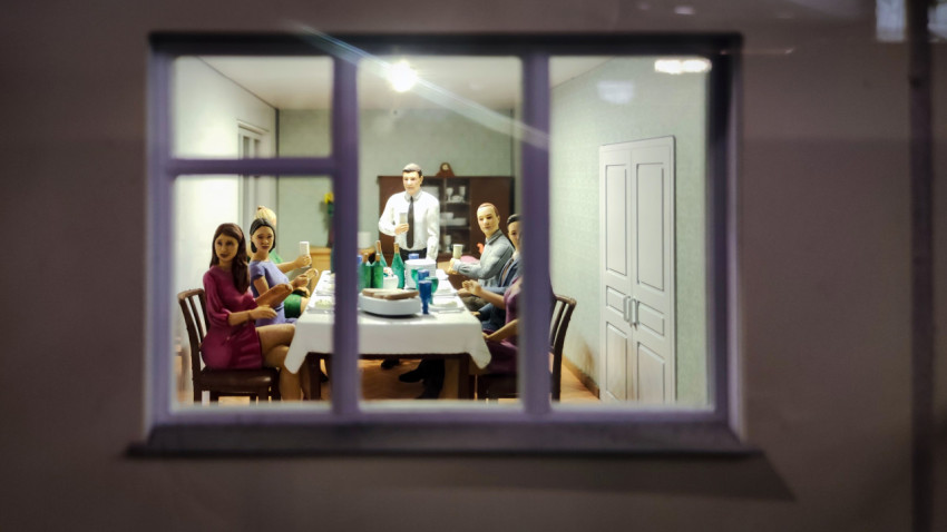 Миниатюрная сцена праздничного стола в макете павильона «АТОМ»