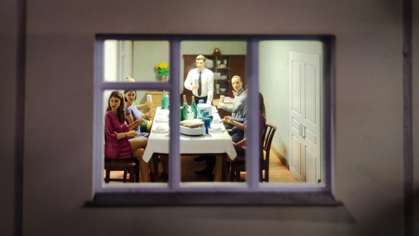 Миниатюрная сцена застолья внутри макета павильона «АТОМ» на ВДНХ