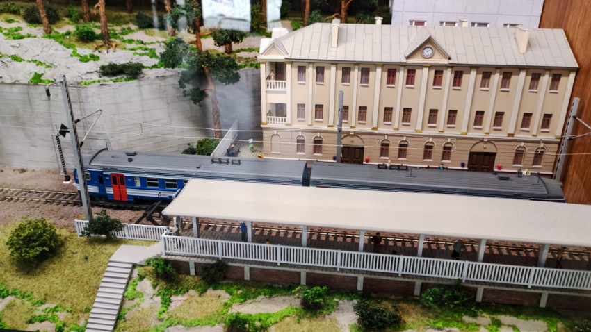 Железнодорожная платформа и здание вокзала в миниатюре павильона «АТОМ»
