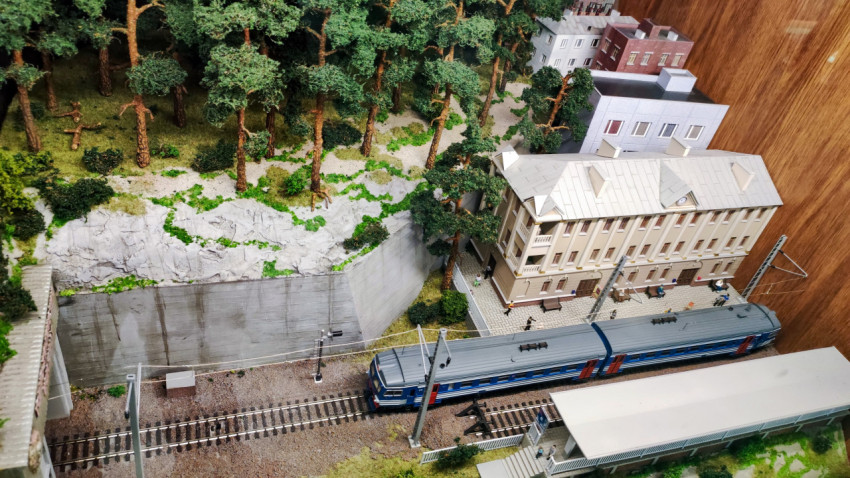 Лесной склон и железнодорожная линия в миниатюре в павильоне «АТОМ»