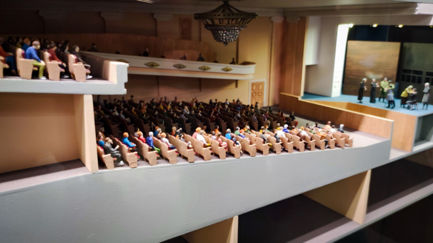 Макет зрительного зала театра с публикой и актёрами на сцене