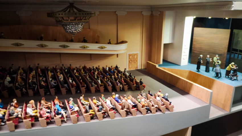 Зрительный зал и сцена в миниатюре театра в павильоне «АТОМ»