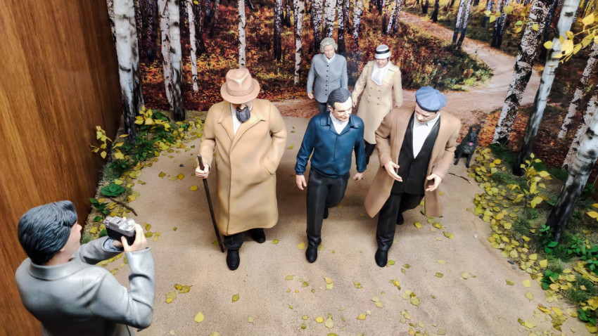 Макет исторической прогулки группы людей по осеннему лесу