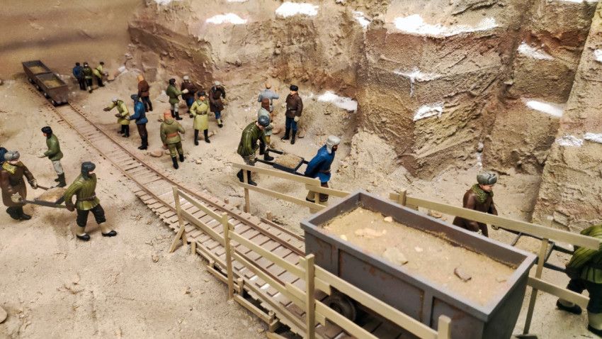 Макет трудового процесса в карьере с рабочими и вагонетками