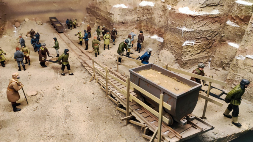 Строительные работы в миниатюре с рабочими у рельсовой линии