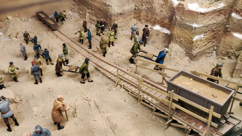 Диорама с рабочими на строительной выемке в павильоне «АТОМ» ВДНХ