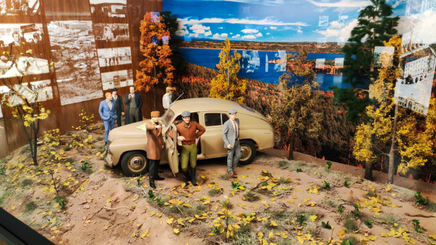 Диорама с ретро-автомобилем и группой людей в павильоне «АТОМ» ВДНХ