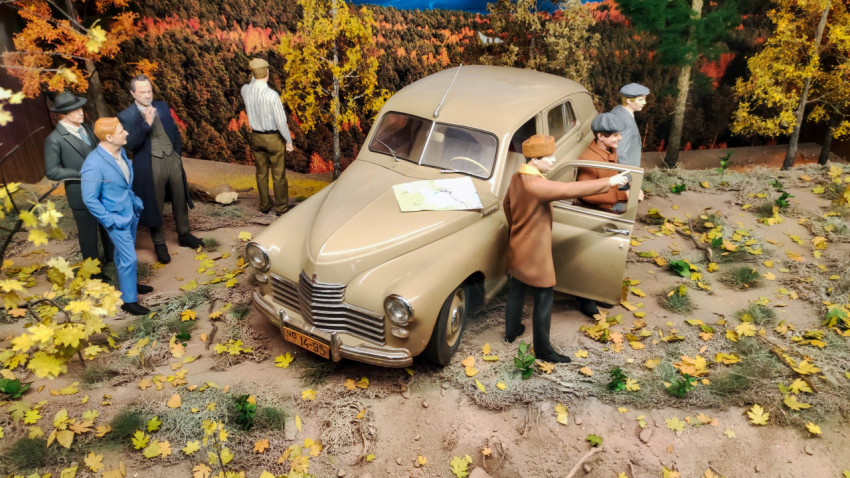 Диорама с ретро-автомобилем и фигурками посетителей в павильоне «АТОМ» ВДНХ