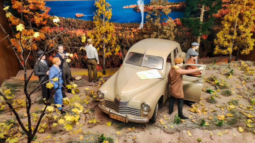 Диорама с советским автомобилем и наблюдающими фигурами в павильоне «АТОМ» ВДНХ