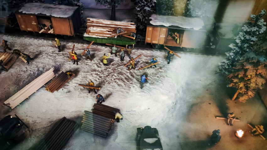 Диорама с разгрузкой леса в зимних условиях в павильоне «АТОМ» ВДНХ