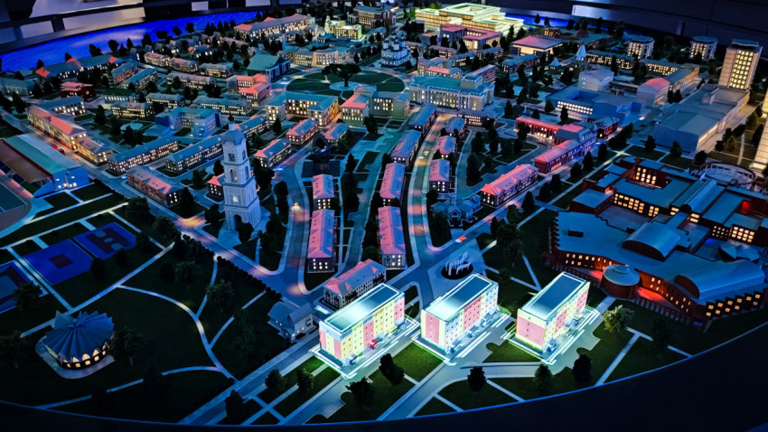 Центральная зона макета «Атомграда» с жилыми домами и башней в павильоне «Атом» ВДНХ