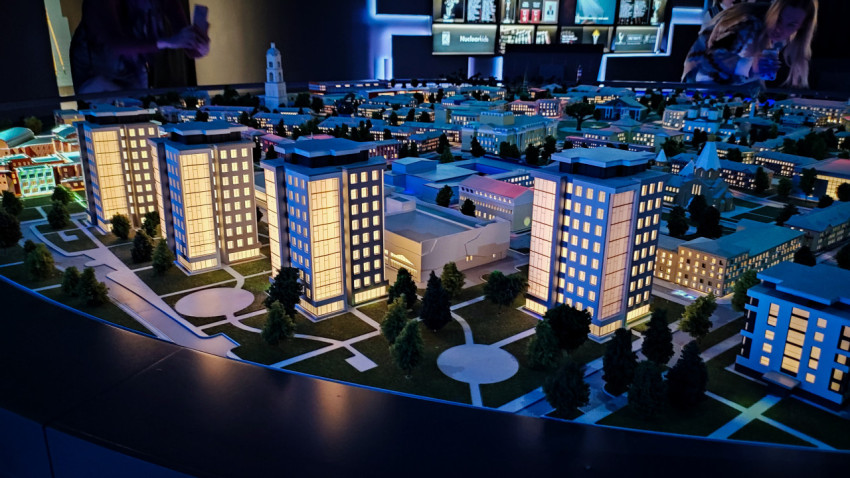 Многоэтажные здания макета «Атомграда» в экспозиции павильона «Атом»