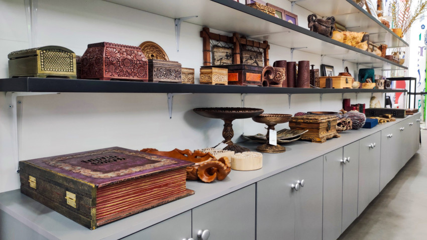 Ручные изделия из дерева на выставочном стенде