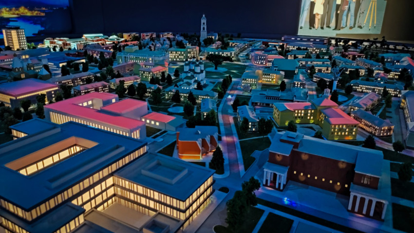 Центральная часть макета «Атомграда» с общественными и религиозными зданиями