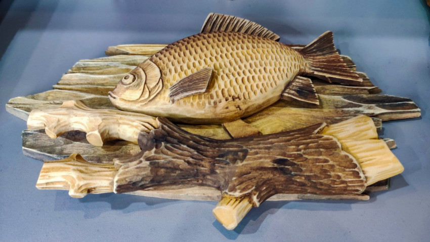 Резная деревянная композиция с изображением рыбы