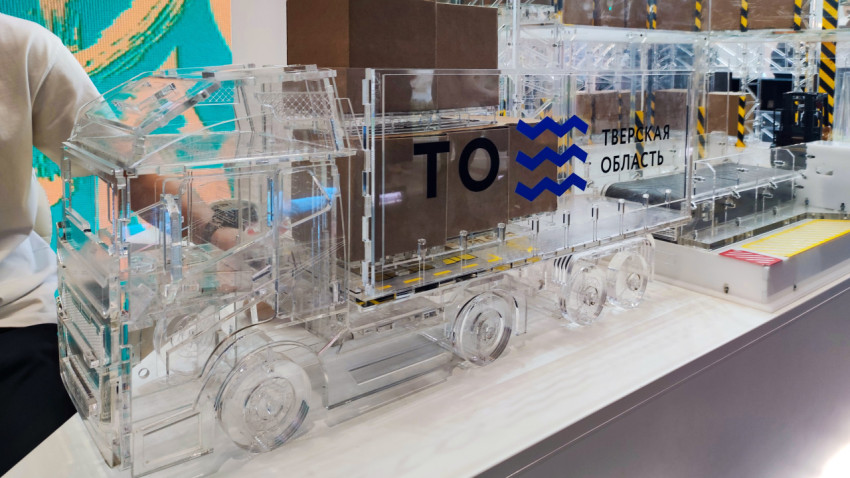 Прозрачный макет грузового автомобиля на стенде Тверской области