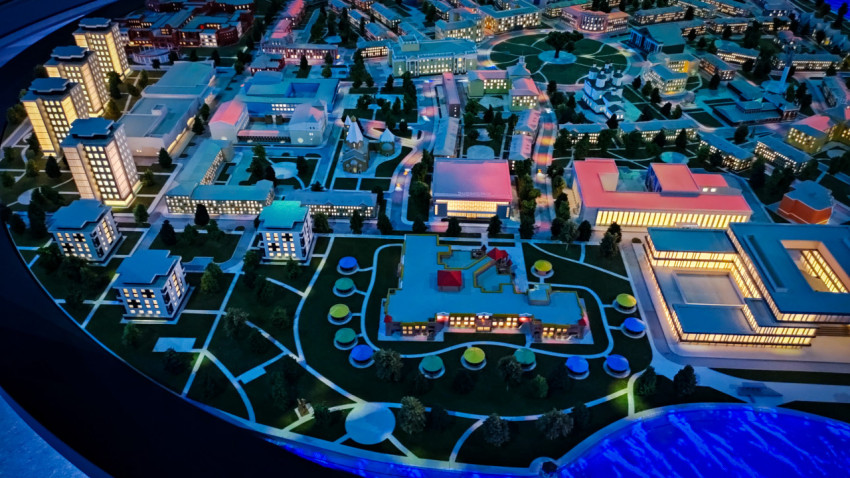 Обзорная зона макета «Атомграда» с жилыми и общественными корпусами