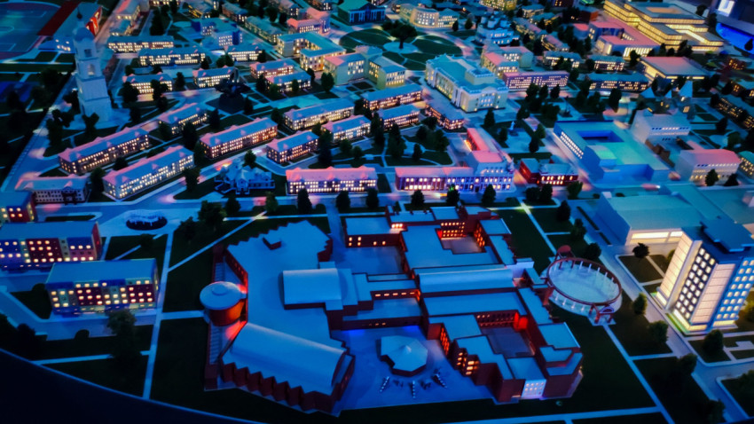 Фрагмент макета «Атомграда» с промышленным комплексом и жилыми кварталами