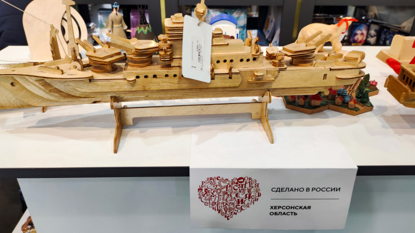 Деревянная модель корабля на выставочном стенде