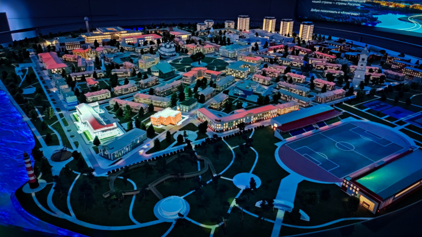 Панорамный вид макета «Атомграда» с жилыми кварталами и спортивным стадионом