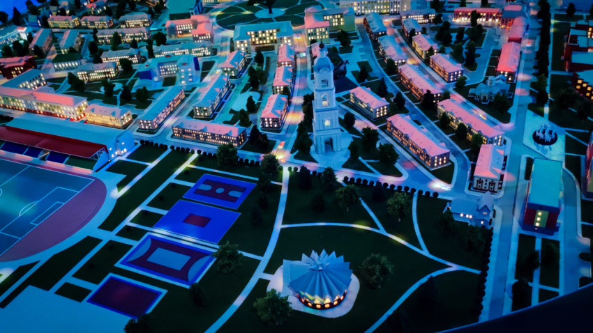 Макет «Атомграда» с центральной башней и спортивными объектами