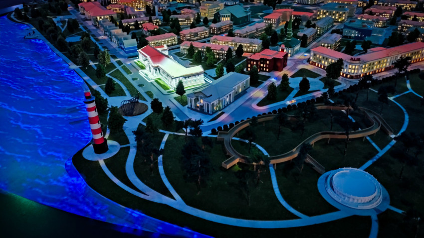 Прибрежная зона макета «Атомграда» с маяком и культурными зданиями