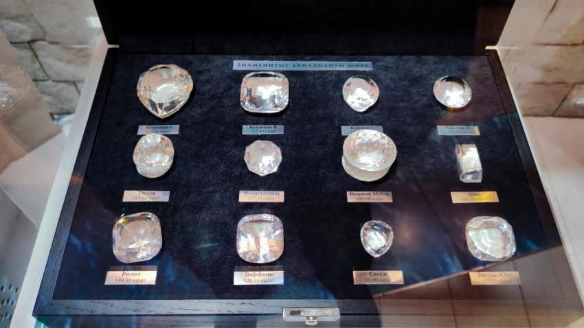 Витрина с копиями знаменитых алмазов мира