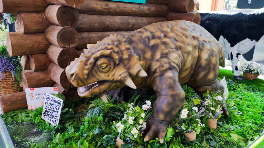 Модель парейазавра в натуральную величину на стенде Кировской области