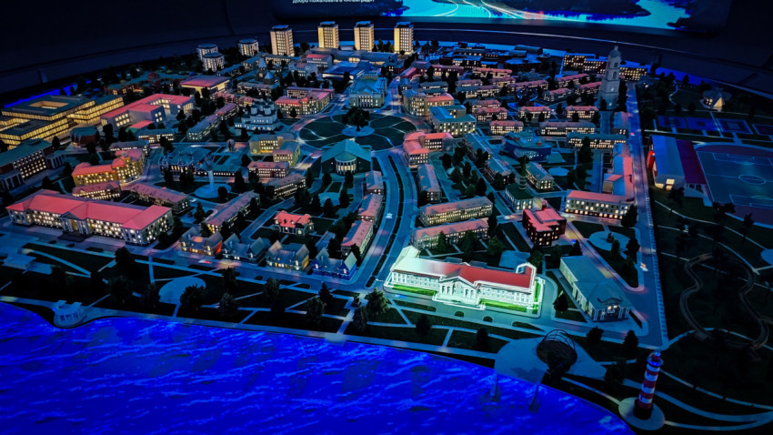 Панорама макета «Атомграда» с центральным ансамблем и прибрежной зоной