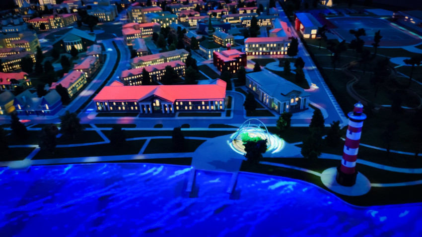 Макет «Атомграда» с маяком и набережной в павильоне «АТОМ»