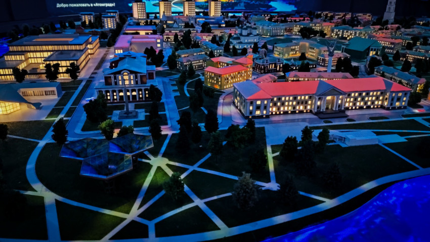 Здания и прогулочные зоны макета «Атомграда» у водной линии в павильоне «АТОМ»