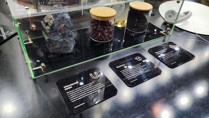 Образцы железной руды и гранул под защитным стеклом