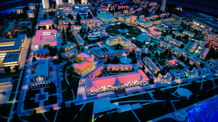 Общий вид макета «Атомграда» с центральным круговым парком