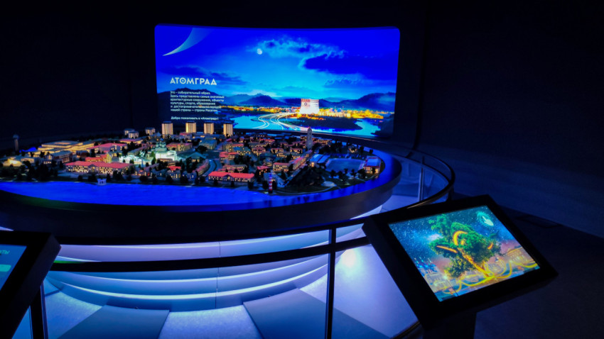Подиум с макетом «Атомграда» и интерактивными экранами в павильоне «АТОМ»