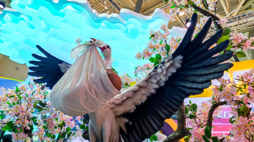 Скульптурная композиция аиста с младенцем на стенде Ставрополья в павильоне №75 ВДНХ